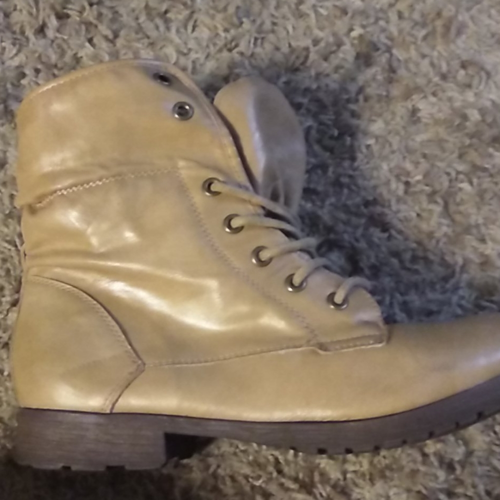 Boots - Picture 3 of 4